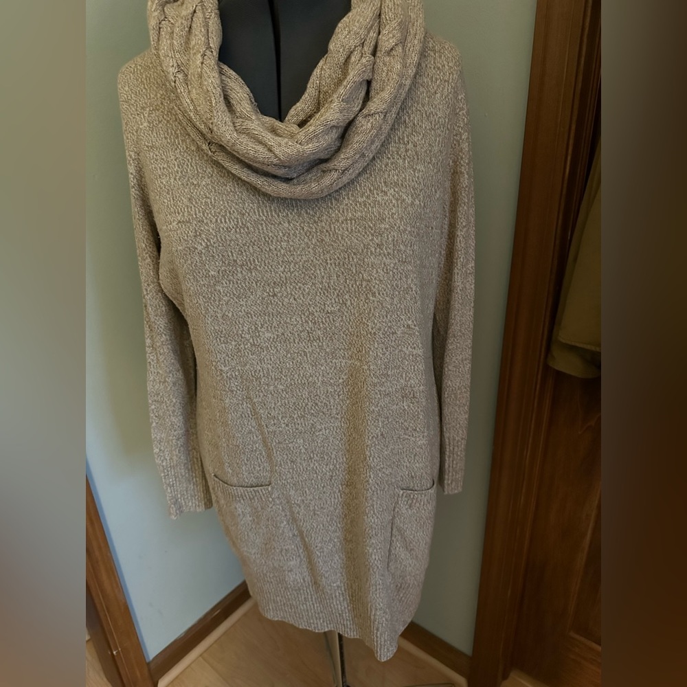 New York & Company long sleeve sweater, tunic style. Heather Brown w pockets.